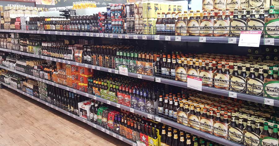 Cerveza artesanal en góndola de supermercado